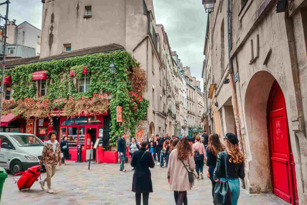 Paris France Neighborhoods with Sunday Opening